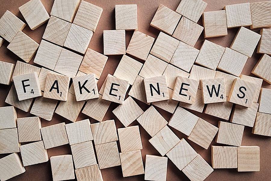 Fake News mit Scrabble-Steinen gelegt