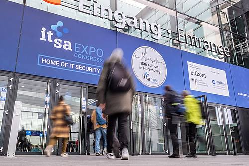 Besucher betreten die it-sa 2024