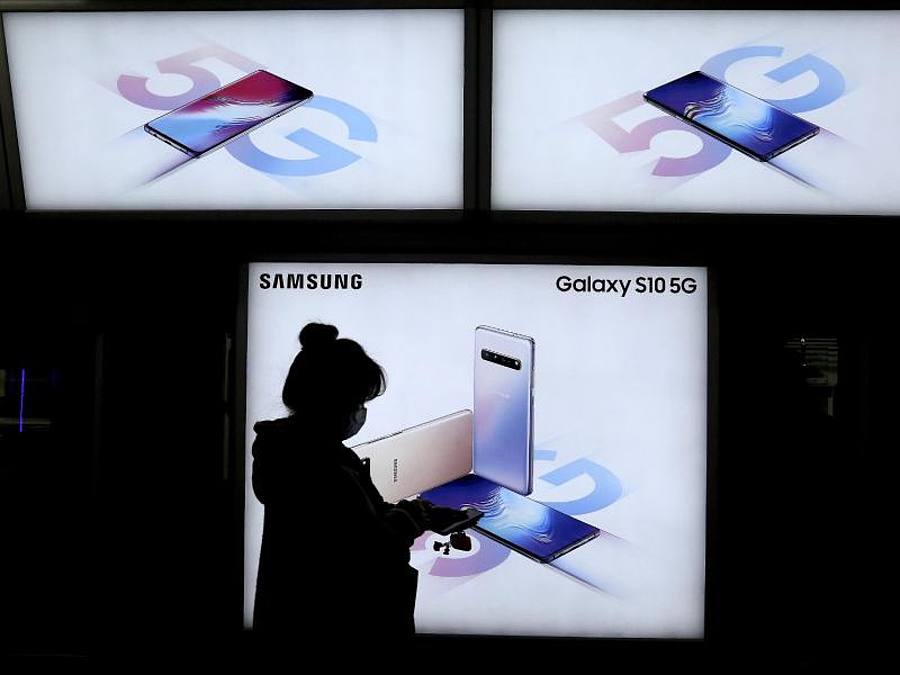 Eine Werbung für Samsungs Smartphone Galaxy S10 mit 5G in einer U-Bahn-Station in Südkorea. Foto: Ahn Young-Joon/AP/dpa