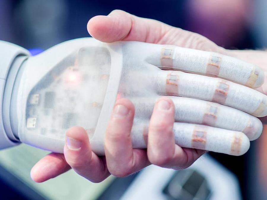 Handschlag mit einem bionischen Roboter. 42 Staaten haben sich auf erste Grundsätze für den Umgang mit künstlicher Intelligenz verständigt. Foto: Hauke-Christian Dittrich/Archiv