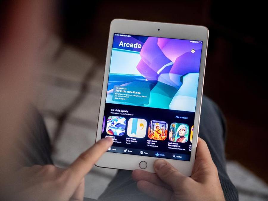 Ein Mann benutzt den Spiele-Abo-Dienst Apple Arcade auf einem iPad. Foto: Andrea Warnecke/dpa
