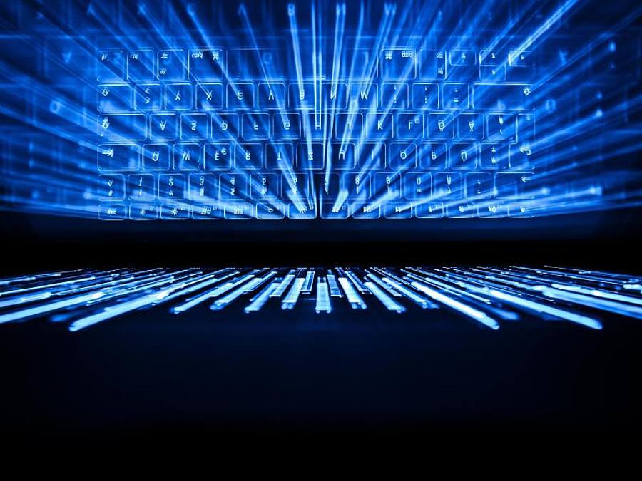 Die beleuchtete Tastatur eines Laptops spiegelt sich im Bildschirm. Foto: Silas Stein/dpa