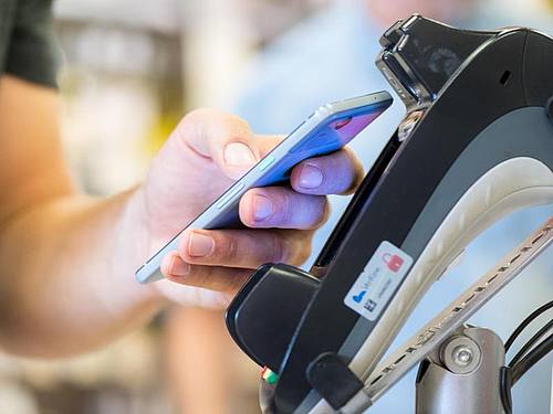 Ein Smartphone wird an ein Kassenterminal gehalten. Mit der entsprechenden App kann man so bezahlen.). Foto: Franziska Gabbert/dpa-tmn/dpa