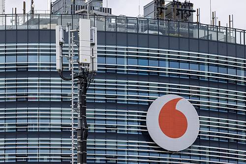 Mobilfunkantennen von Vodafone sind vor der Deutschlandzentrale installiert: Der Telekommunikationsanbieter will sein Handynetz in Deutschland weiter ausbauen.
