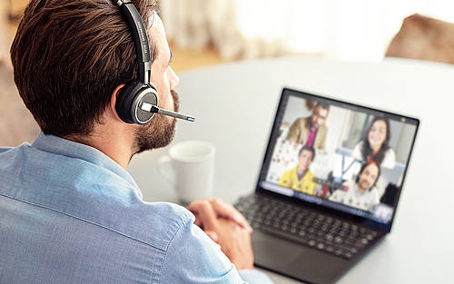 Mann in Videokonferenz