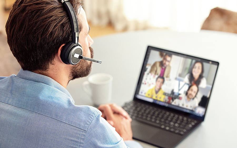 Mann in Videokonferenz