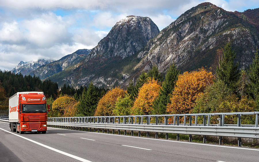 LKW fährt durch Landschaft