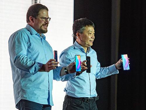 Xiaomi-Manager Xian Wang (re.) und Christiano Amon vom Chipkonzern Qualcomm präsentieren das Xiaomi-Smartphone Mi Mix 3 5G. ((Foto: Andrej Sokolow))