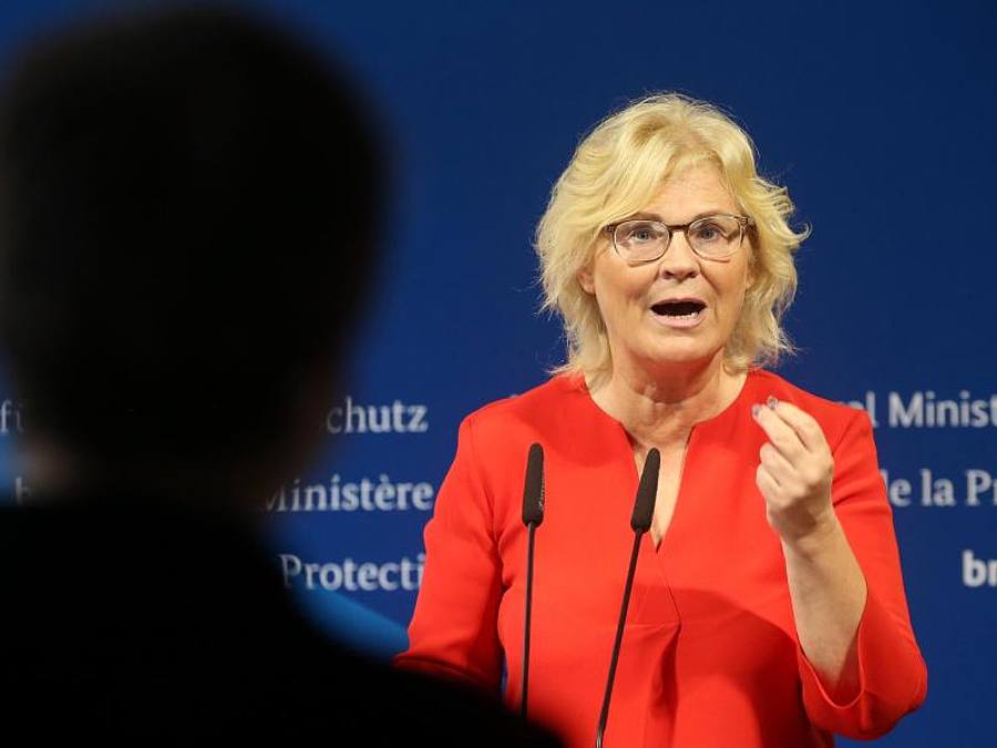 Wünscht sich eine Aktualisierungspflicht für smarte Geräte: Bundesjustizministerin Christine Lambrecht (SPD). Foto: Wolfgang Kumm/dpa
