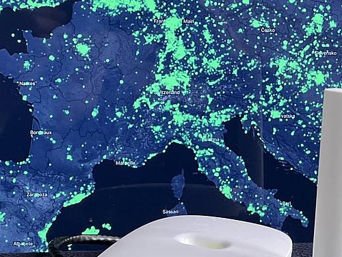 Ein Funk-Hotspot des Helium-Netzwerks vor einer Karte der Netzabdeckung in Europa. Foto: Christoph Dernbach/dpa