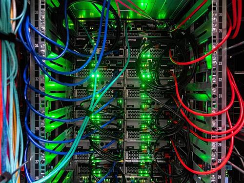 Speichersysteme eines Hochleistungsrechners. Der EuGH hatte den „Privacy Shield“ im Juli 2020 mit der Begründung gekippt, dass das US-Datenschutzniveau nicht den EU-Standards entspreche. Foto: Robert Michael/dpa-Zentralbild/dpa