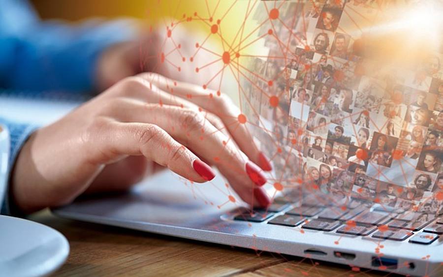 Hände auf Laptop-Tastatur