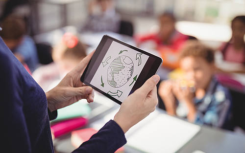 Lehrerin mit Tablet