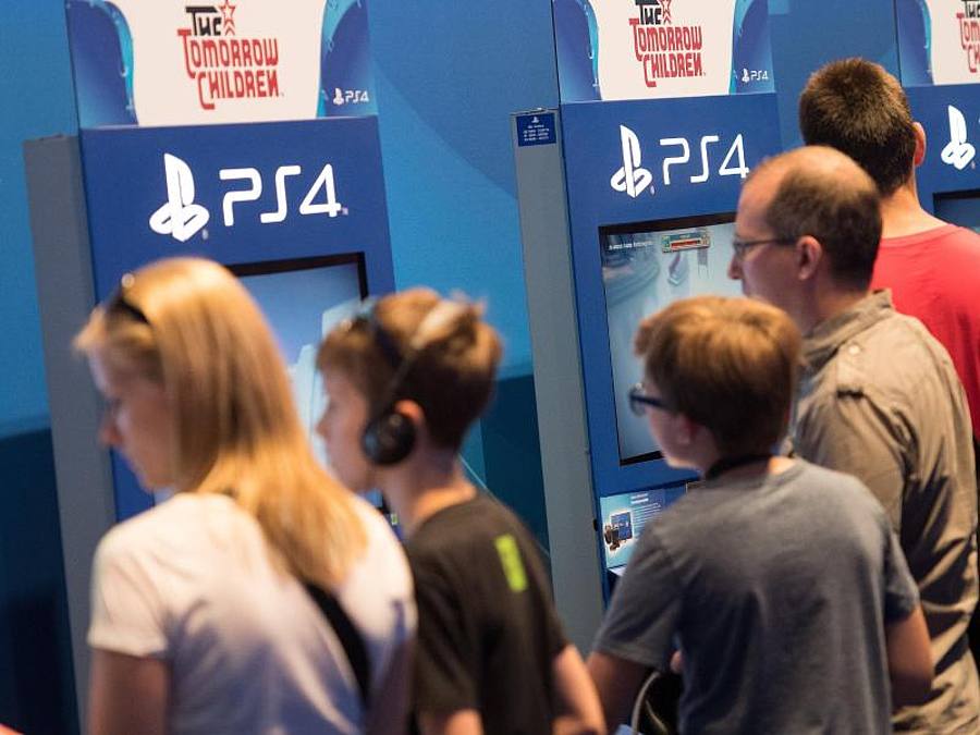 Sony setzte sich mit der PS4 an die Spitze im Konsolenmarkt, wo der Konzern mit der Xbox von Microsoft und der Switch von Nintendo konkurriert. Foto: Marius Becker