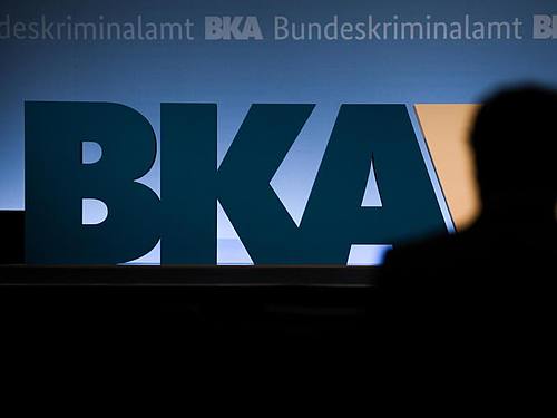 Auf einer Bundeskriminalamt-Tagung steht ein Mann vor dem BKA-Logo der Behörde. Foto: Arne Dedert/dpa