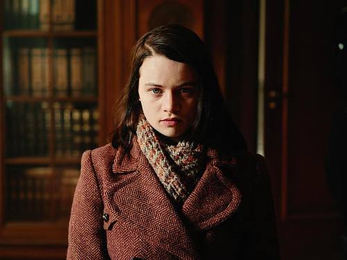 Sophie Scholl (Luna Wedler) wurde beim Verteilen von Flugblättern erwischt. Foto: SWR/BR/Sommerhaus/Rebecca Rütten/dpa