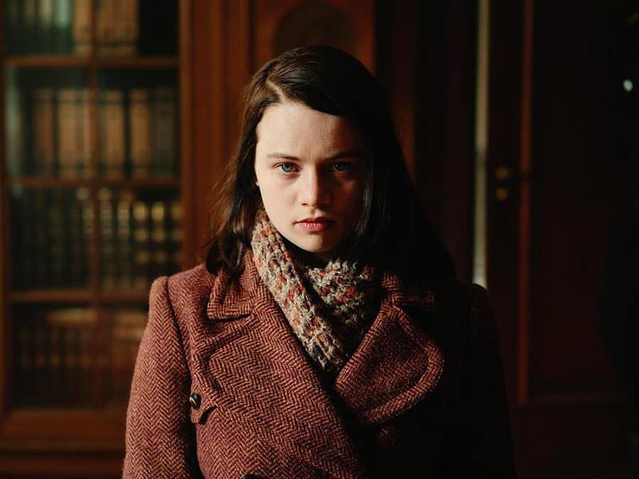 Sophie Scholl (Luna Wedler) wurde beim Verteilen von Flugblättern erwischt. Foto: SWR/BR/Sommerhaus/Rebecca Rütten/dpa