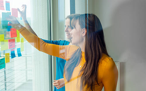 Zwei Frauen beim agilen Projektmanagement
