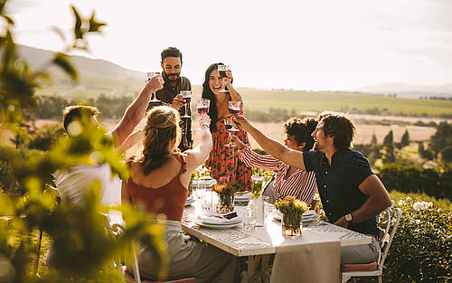 Familie trinkt Wein