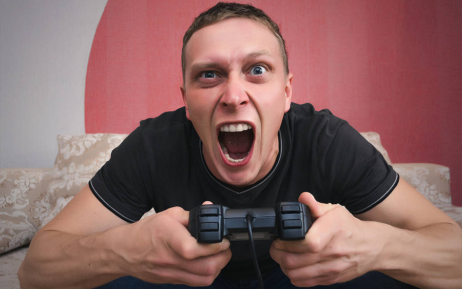Gamer mit Controller schreit