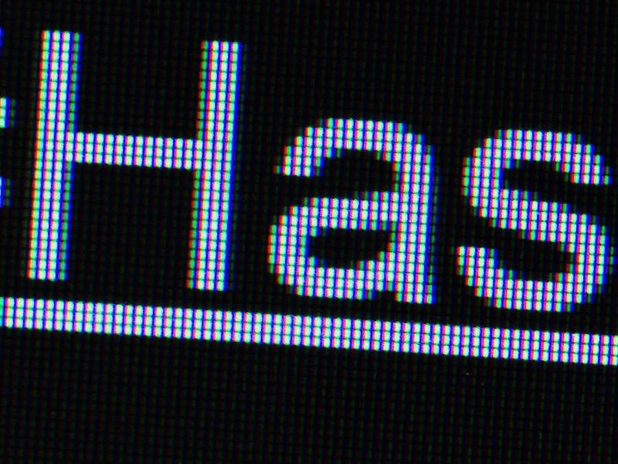 Der Hashtag #Hass auf einem Bildschirm in Berlin. Foto: Lukas Schulze