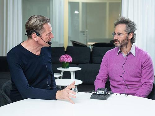 Springer-Konzernchef Mathias Döpfner (l.) spricht mit dem Mitgründer und Chef der Datenanalyse-Firma Palantir, Alexander Karp. Foto: Charles Yunck/Axel Springer