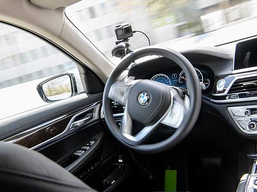 Ein autonom fahrendes Fahrzeug von BMW fährt auf einer Teststrecke bei der Eröffnung des BMW-Entwicklungszentrums «Campus Autonomes Fahren». Foto: Matthias Balk