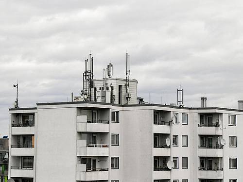 Mobilfunkantennen auf dem Dach eines Wohnhauses. Foto: Jens Kalaene/dpa-Zentralbild/dpa