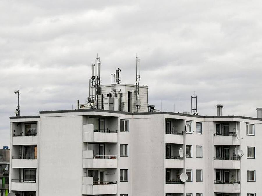 Mobilfunkantennen auf dem Dach eines Wohnhauses. Foto: Jens Kalaene/dpa-Zentralbild/dpa