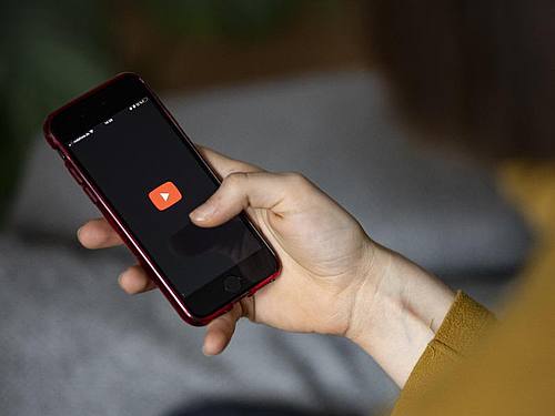 Das Logo der App Youtube auf dem Bildschirm eines Smartphones. Foto: Fabian Sommer/dpa
