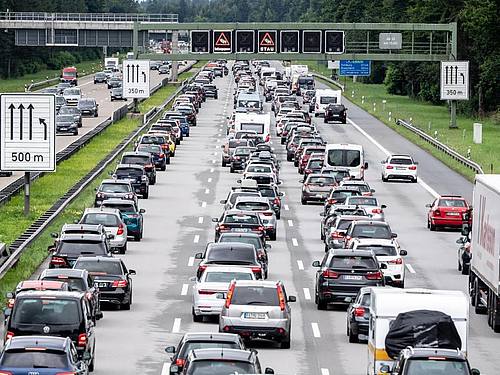Sie soll über Staus, Unfälle und Umleitungen informieren - doch im Google Play Store bekommt die neue Autobahn-App nur durchschnittlich 2,2 von 5 Punkten. Foto: Matthias Balk/dpa