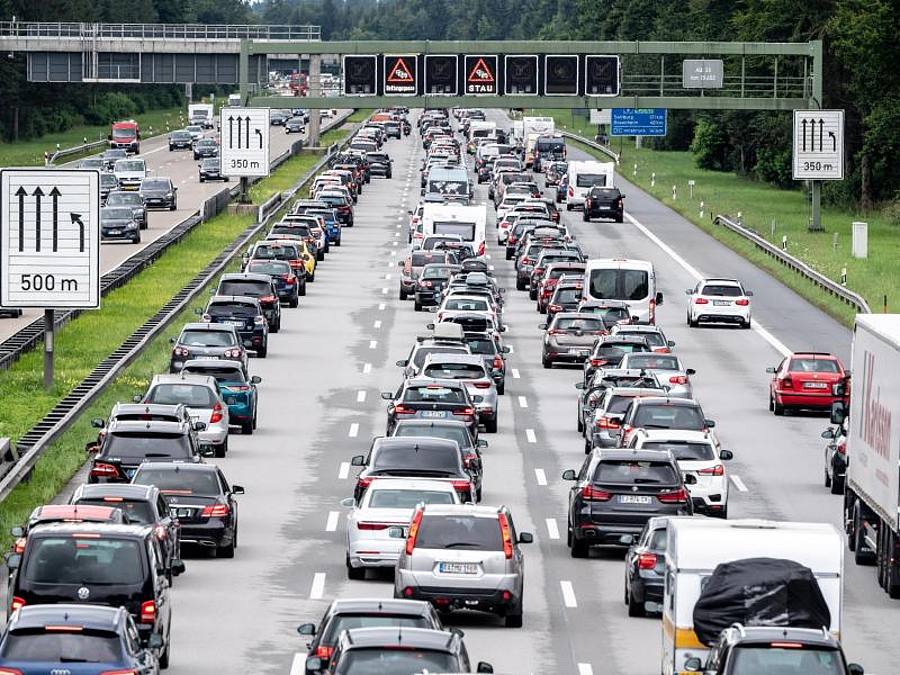 Sie soll über Staus, Unfälle und Umleitungen informieren - doch im Google Play Store bekommt die neue Autobahn-App nur durchschnittlich 2,2 von 5 Punkten. Foto: Matthias Balk/dpa