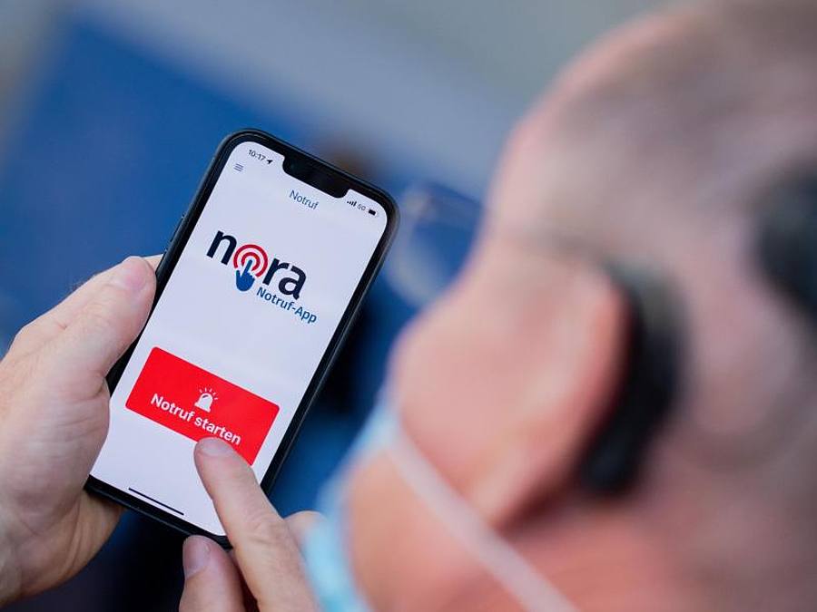 Die App ist eine Ergänzung zu den Notrufnummern 110 und 112 von Polizei, Feuerwehr und Rettungsdiensten und richtet sich vor allem an Menschen mit einer Hör- und Sprachbehinderung. Foto: Rolf Vennenbernd/dpa