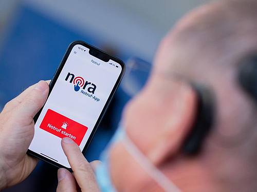 Die App ist eine Ergänzung zu den Notrufnummern 110 und 112 von Polizei, Feuerwehr und Rettungsdiensten und richtet sich vor allem an Menschen mit einer Hör- und Sprachbehinderung. Foto: Rolf Vennenbernd/dpa