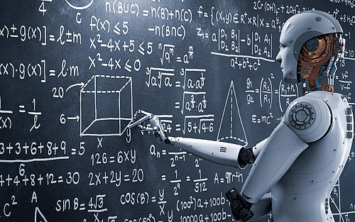 Roboter steht vor einer Tafel, auf der Algorithmen geschrieben stehen