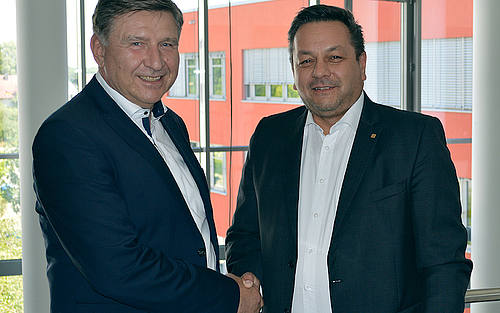 Alos-Vertriebsleiter Friedhelm Schnittker (links) und Dietmar Nick, Geschäftsführer bei Kyocera Deutschland.