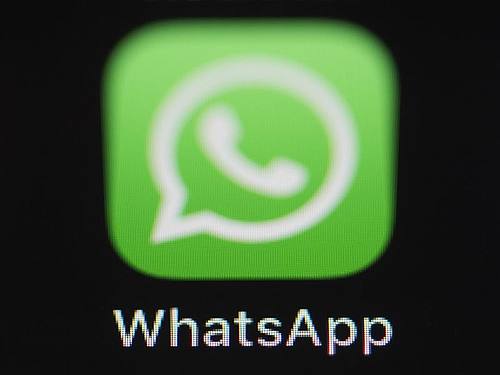 Das Logo der Messenger-App WhatsApp ist auf dem Bildschirm eines iPhones zu sehen. Foto: Silas Stein