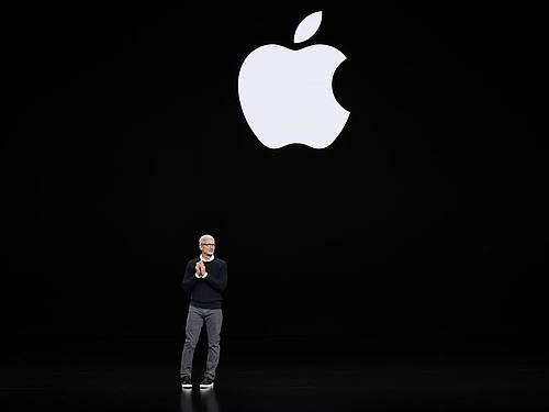 Apple-Chef Tim Cook spricht bei einem Firmen-Event im März 2019. Die Entwicklerkonferenz WWDC startet am 22. Juni online. Foto: Tony Avelar/AP/dpa