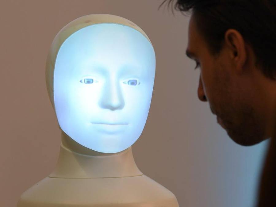 Roboter Alfie ist eine Moral Choice Machine der TU Darmstadt. In Darmstadt soll ein Zentrum für Künstliche Intelligenz (KI) entstehen. Foto: Arne Dedert/dpa