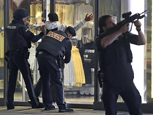 Schwerbewaffnete Polizisten kontrollieren in der Wiener Innenstadt eine Person. Nach einem Anschlag dort, gab es auch Terrorbotschaften im Netz. Foto: Roland Schlager/APA/dpa