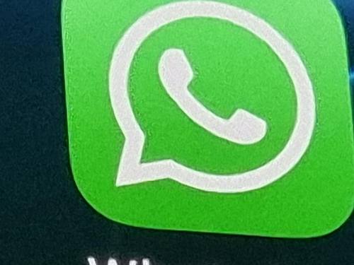 Trotz Datenschutz-Debatten bleiben viele Nutzerinnen und Nutzer WhatsApp treu. Foto: Christoph Dernbach/dpa