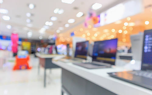 Laptops in einem Elektronikmarkt