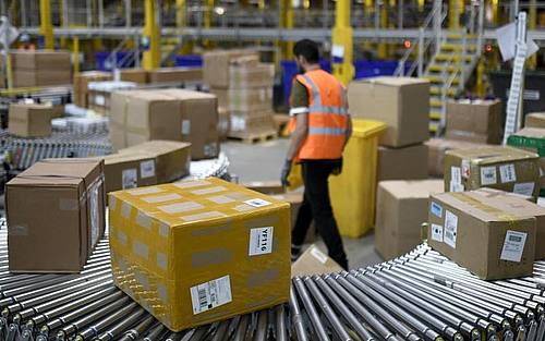 Amazon-Logistikzentrum: Der Online-Versandhändler begann 2012 mit der Einführung der Robotik. ((Foto: Ina Fassbender))