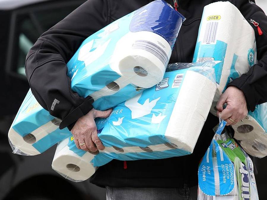 Im Netz gibt es Online-Plattformen auf den eine Packung Toilettenpapier für 20 Euro oder 1 Liter Händedesinfektionsmittel für 199 Euro angeboten werden. Foto: Rene Traut/dpa