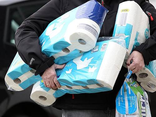 Im Netz gibt es Online-Plattformen auf den eine Packung Toilettenpapier für 20 Euro oder 1 Liter Händedesinfektionsmittel für 199 Euro angeboten werden. Foto: Rene Traut/dpa
