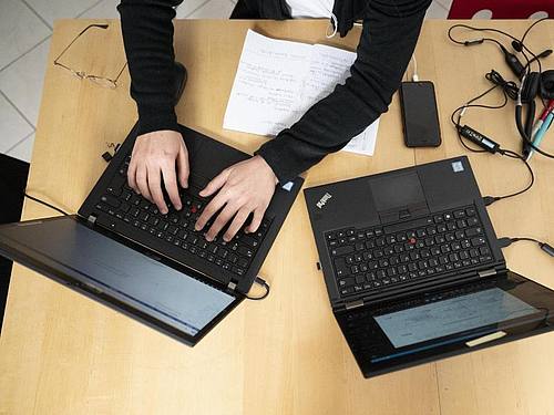 Die Digitalisierung der Wirtschaft in Deutschland hat durch Corona an Bedeutung gewonnen - aber fast jedes dritte Unternehmen musste Investitionen in diesem Bereich zurückfahren. Foto: Lisa Ducret/dpa