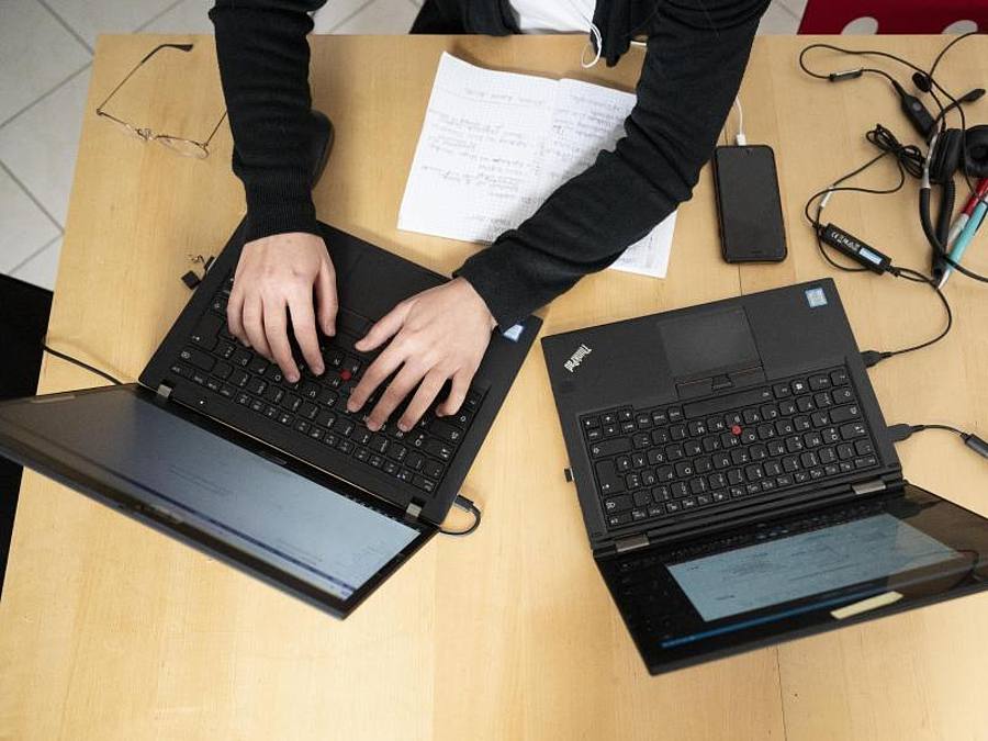 Die Digitalisierung der Wirtschaft in Deutschland hat durch Corona an Bedeutung gewonnen - aber fast jedes dritte Unternehmen musste Investitionen in diesem Bereich zurückfahren. Foto: Lisa Ducret/dpa