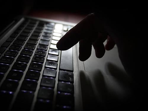Nicht nur im realen Leben, auch im Netz ist laut dem «Weißer Ring» zunehmend Zivilcourage gefragt. Foto: Karl-Josef Hildenbrand/dpa