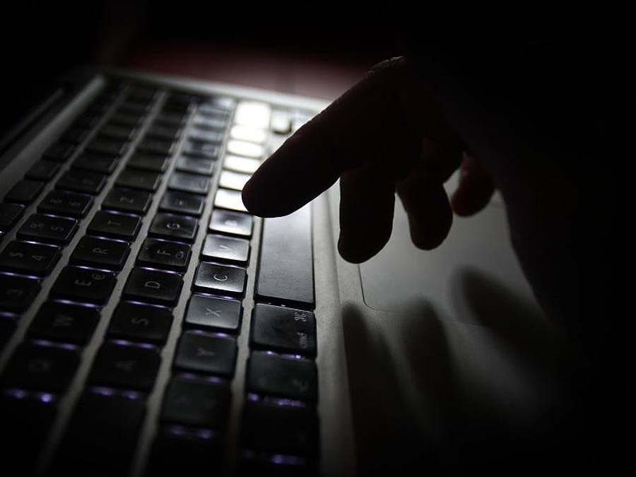 Nicht nur im realen Leben, auch im Netz ist laut dem «Weißer Ring» zunehmend Zivilcourage gefragt. Foto: Karl-Josef Hildenbrand/dpa