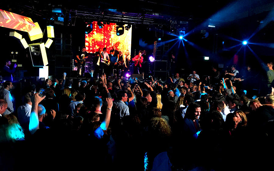 Menschen tanzen bei Party